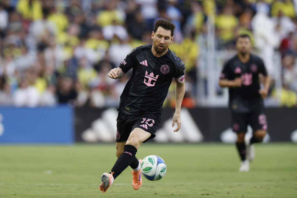 体坛联播|梅西帽子戏法+助攻华丽演出,C罗打出世界波进球