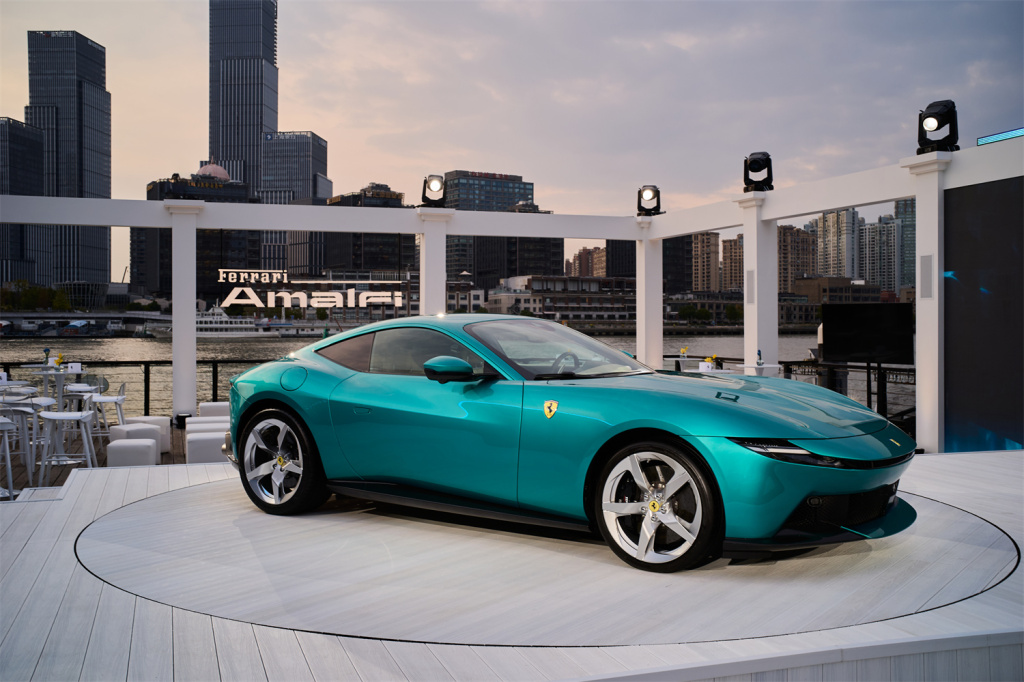 凝固意大利海岸线的美学新境，法拉利Amalfi首秀申城