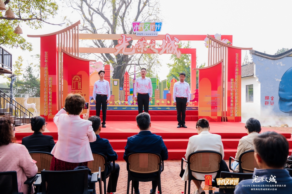 在银杏树下、村咖里,故事传讲员让红色故事“活”在实景里